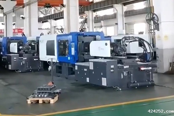 大型二板式智能注塑机设备实拍图2